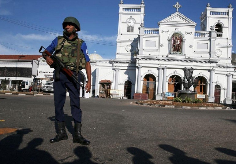 Một nhân viên an ninh đứng gác bên ngoài nhà thờ St Anthony ở Colombo. (Ảnh: Reuters)