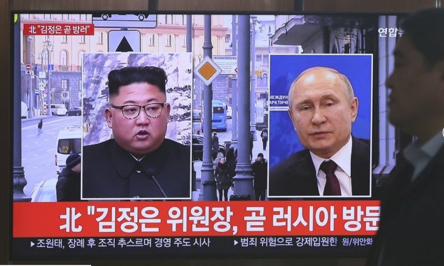 Hình ảnh hai nhà lãnh đạo Triều Tiên và Nga trên một bản tin thời sự ở ga tàu điện Seoul hôm 23/4/2019. (Ảnh: AP)