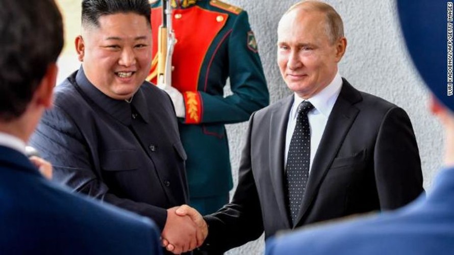 Tổng thống Nga Vladimir Putin và Chủ tịch Triều Tiên Kim Jong Un gặp nhau. (Ảnh: Itar Tass)