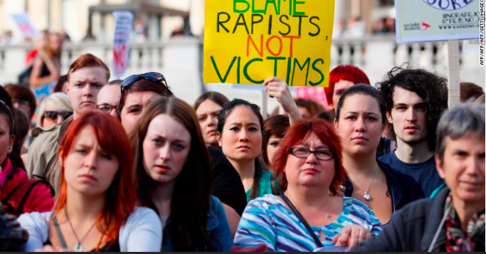 Phụ nữ Anh xuống đường biểu tình luật về cưỡng hiếp năm 2012. (Ảnh: CNN)