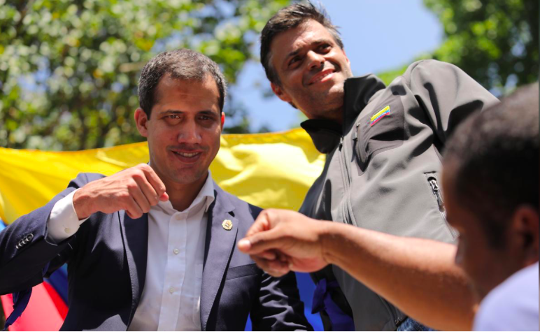 Tổng thống tự phong Guan Guaido kêu gọi một cuộc xuống đường lớn nhất trong lịch sử để lật đổ ông Maduro. (Ảnh: Reuters)