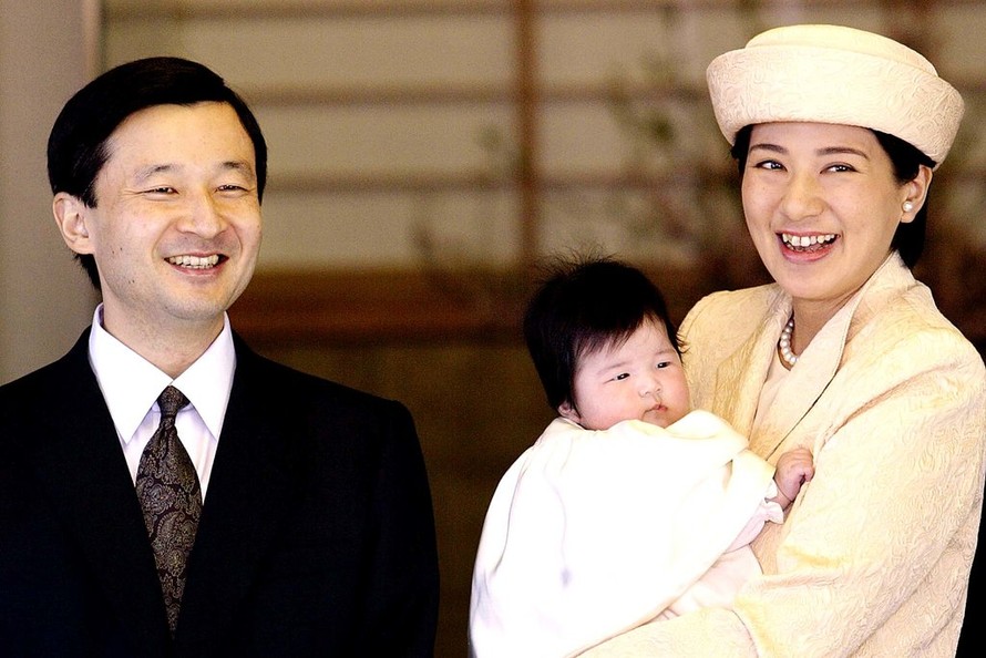 Nhà Vua Nhật Naruhito và Hoàng hậu Masako cùng con gái trong bức ảnh chụp năm 2002. (Ảnh: Getty Images)