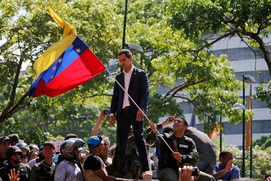 Tổng thống tự phong Juan Guaido kêu gọi phe ủng hộ trong cuộc xuống đường hôm 29/4. (Ảnh: AP)