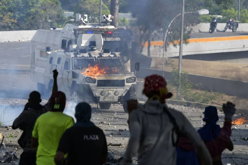 Phe biểu tình phản đối chính phủ đối đầu với lực lượng an ninh Venezuela. (Ảnh: JIJI)