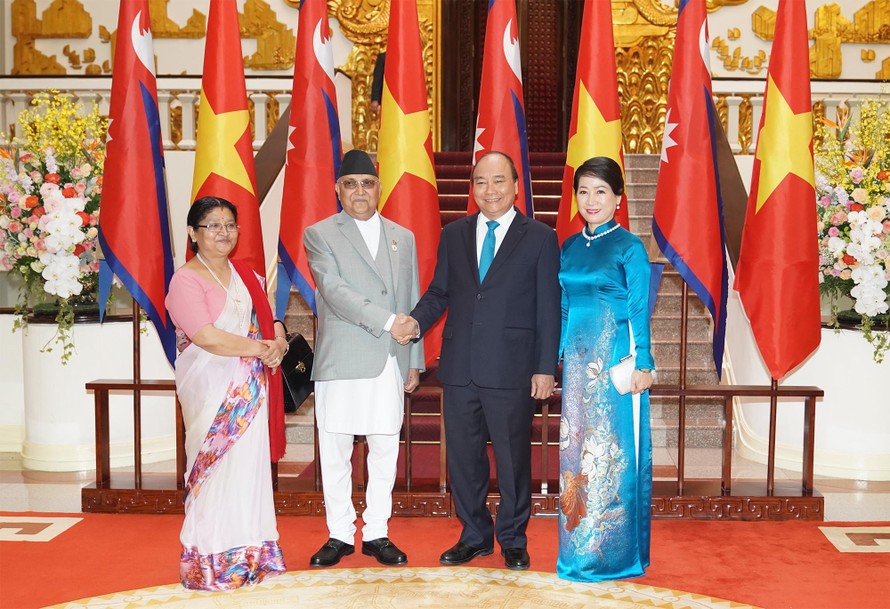 Thủ tướng Nguyễn Xuân Phúc cùng Phu nhân đón Thủ tướng Nepal và Phu nhân. (Ảnh: Như Ý)