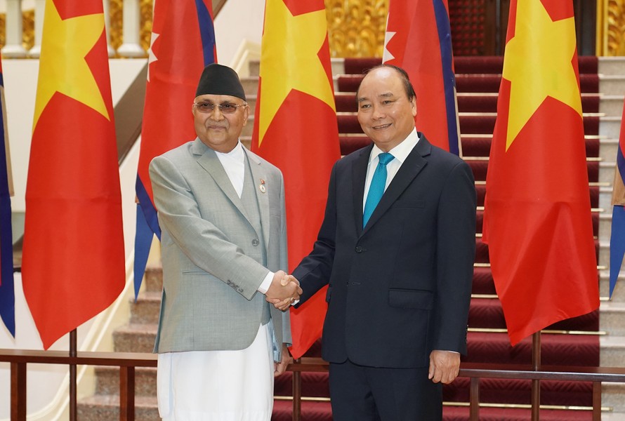 Thủ tướng Nguyễn Xuân Phúc và Thủ tướng Nepal KP Sharma Oli trước cuộc hội đàm. 
