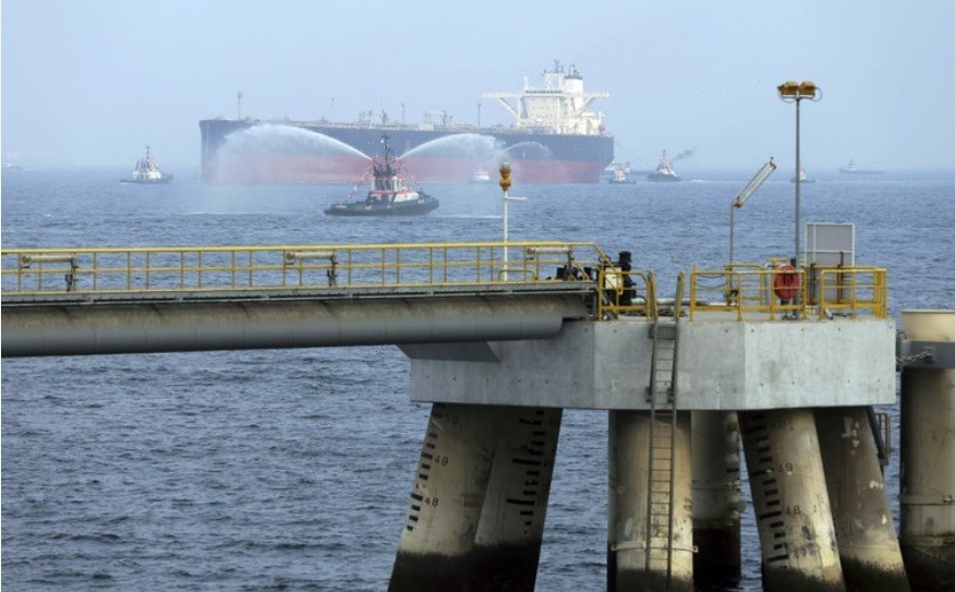 Một tàu chở dầu chuẩn bị cập cảng Fujairah. (Ảnh: AP)