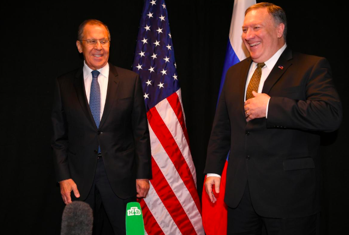 Ngoại trưởng Nga Sergei Lavrov (trái) và người đồng cấp Mỹ Mike Pompeo tại cuộc gặp. (Ảnh: Reuters)
