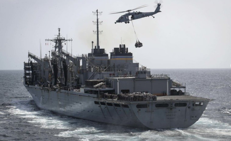 Một chiếc trực thăng MH-60S Sea Hawk vận chuyển hàng từ tàu sân bay USS Abraham Lincoln trên biển Ả-rập. (Ảnh do Hải quân Mỹ cung cấp)