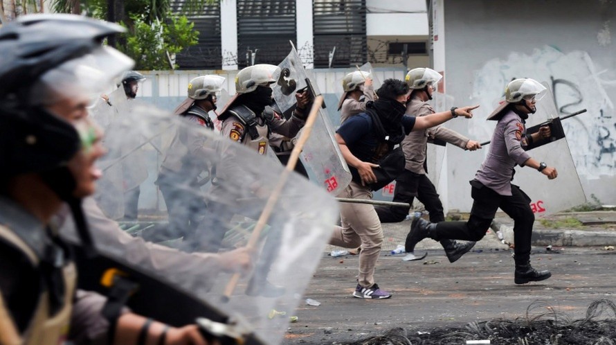 Cảnh sát chống bạo động giải tán người biểu tình ở trung tâm thủ đô Jakarta. (Ảnh: Reuters)