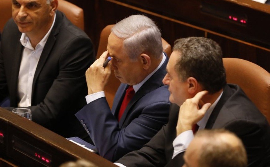 Thủ tướng Israle Benjamin Netanyahu (giữa) không thể thành lập chính phủ liên minh để bắt đầu nhiệm kỳ thủ tướng thứ năm. (Ảnh: AP)
