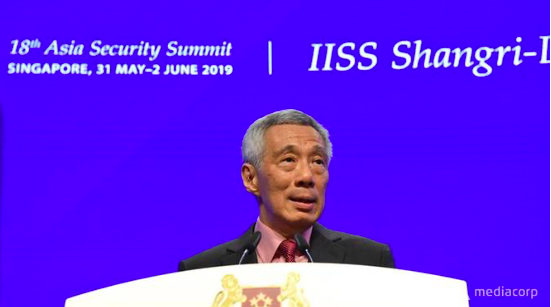 Thủ tướng Singapore Lý Hiển Long lúc đọc phát biểu khai mạc Đối thoại Shangri-La 2019. (Ảnh; CNA)