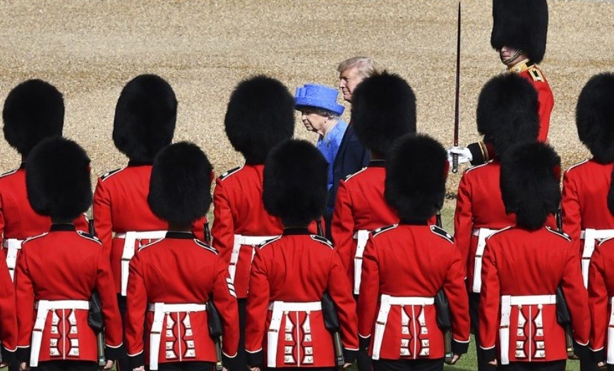 Nữ hoàng Anh Elizabeth II và Tổng thống Mỹ Donald Trump duyệt đội danh dự tại lâu đài Windsor vào tháng 7/2018. (Ảnh: AP)