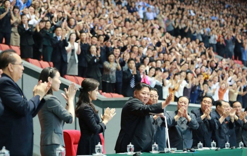 Cô Kim Yo Jong đứng cùng hàng với anh trai và chị dâu trong một sự kiện đông người. (Ảnh: KCNA)