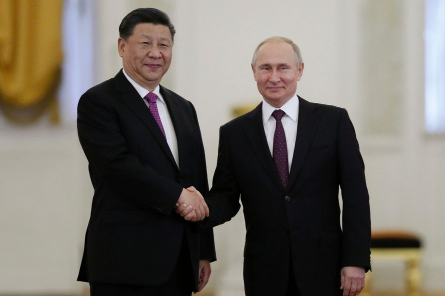 Tổng thống Nga Vladimir Putin và Chủ tịch Trung Quốc Tập Cận Bình tại cuộc gặp ngày 5/6 ở Mátxcơva. (Ảnh: Xinhua)