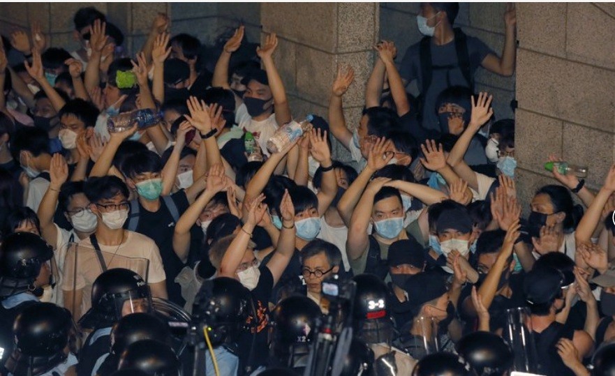 Người dân Hong Kong xuống đường ngày 9/6. (Ảnh: AP)