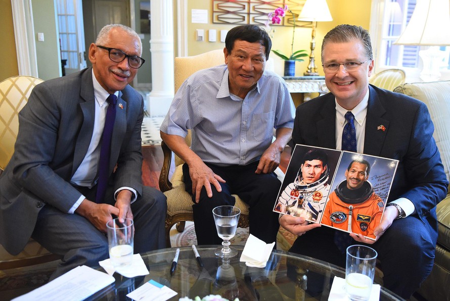 Cựu giám đốc NASA Charles Bolden (bìa trái) cùng anh hùng Phạm Tuân (giữa) và Đại sứ Mỹ tại Việt Nam Daniel Kritenbrink tại cuộc gặp. (Ảnh: ĐSQ Mỹ)