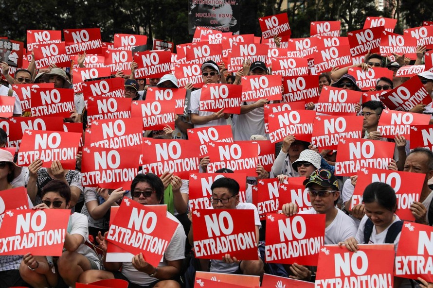 Người biểu tình Hong Kong giơ biểu ngữ phản đối dự luật dẫn độ. (Ảnh: SCMP)