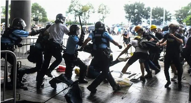 Cảnh sát Hong Kong đang bị chỉ trích sử dụng vũ lực quá đà với người biểu tình. (Ảnh: CNA)