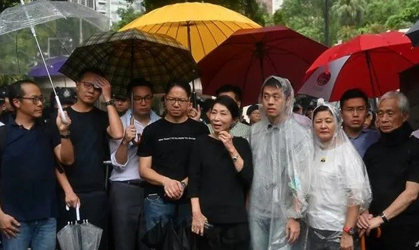 Người biểu tình Hong Kong tụ tập bên ngoài trụ sở chính quyền đặc khu để phản đối dự luật dẫn độ. (Ảnh: CNA)