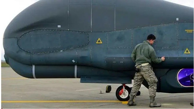 Một quân nhân Mỹ đang kiểm tra chiếc máy bay tuần tra không người lái RQ-4 Global Hawk. (Ảnh: AP)