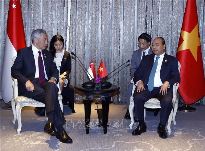 Thủ tướng Nguyễn Xuân Phúc và Thủ tướng Singapore Lý Hiển Long tại cuộc gặp. (Ảnh: TTXVN)