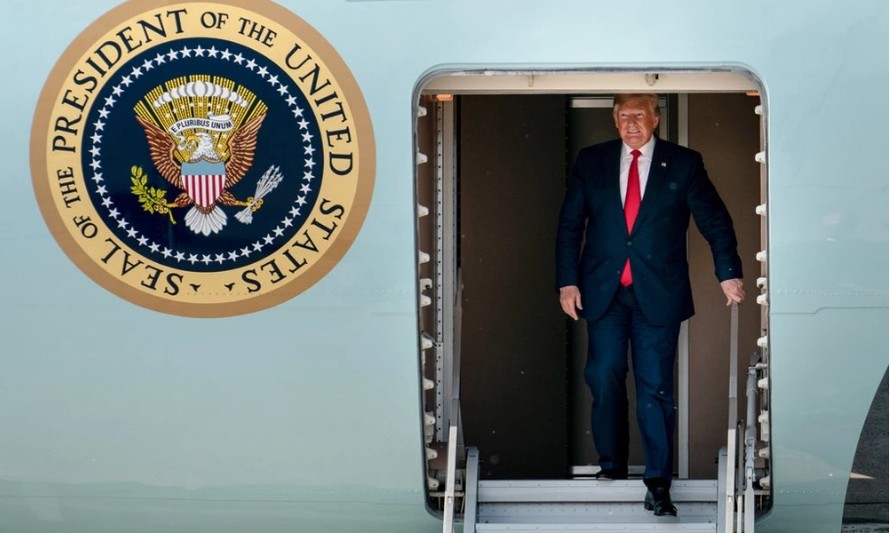Tổng thống Mỹ Donald Trump dừng chân ở Anchorage để tiếp nhiên liệu trước khi bay tiếp đến Nhật Bản. (Ảnh: NYT)