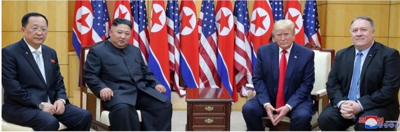 Tổng thống Mỹ Donald Trump cùng Chủ tịch Triều Tiên và 2 ngoại trưởng trong cuộc gặp hôm 30/6 tại Bàn Môn Điếm. (Ảnh: KCNA)
