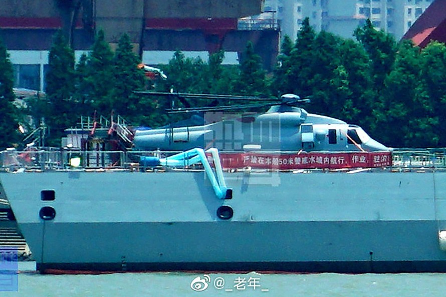Chiếc Z-20 trên khoang tàu khu trục tên lửa Nanchang. (Ảnh: Sina News)