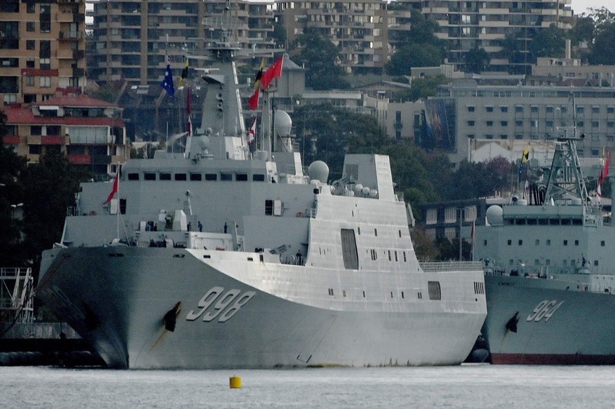 Ba tàu chiến Trung Quốc ở căn cứ hải quân đảo Garden trong chuyến thăm Sydney gây bất ngờ cho dư luận Úc vào tháng trước. (Ảnh: SCMP)