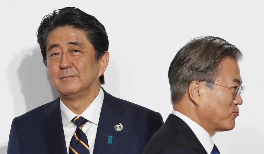 Thủ tướng Nhật Bản Shinzo Abe và Tổng thống Hàn Quốc Moon Jae-in. (Ảnh: Reuters)