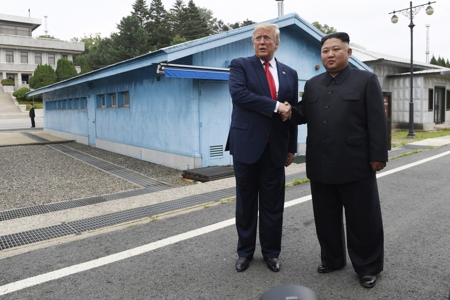 Tổng thống Mỹ Donald Trump và Chủ tịch Triều Tiên Kim Jong Un trong cuộc gặp tại khu phi quân sự giữa Triều Tiên và Hàn Quốc vào cuối tháng 6. (Ảnh: AP)