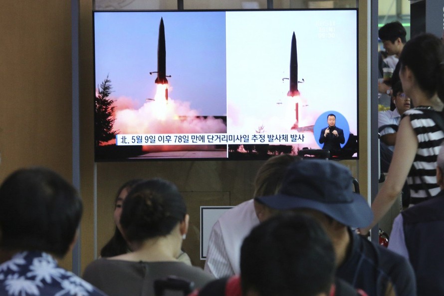 Người dân Seoul, Hàn Quốc, theo dõi tin Triều Tiên phóng 2 tên lửa vào sáng 25/7. (Ảnh: AP)