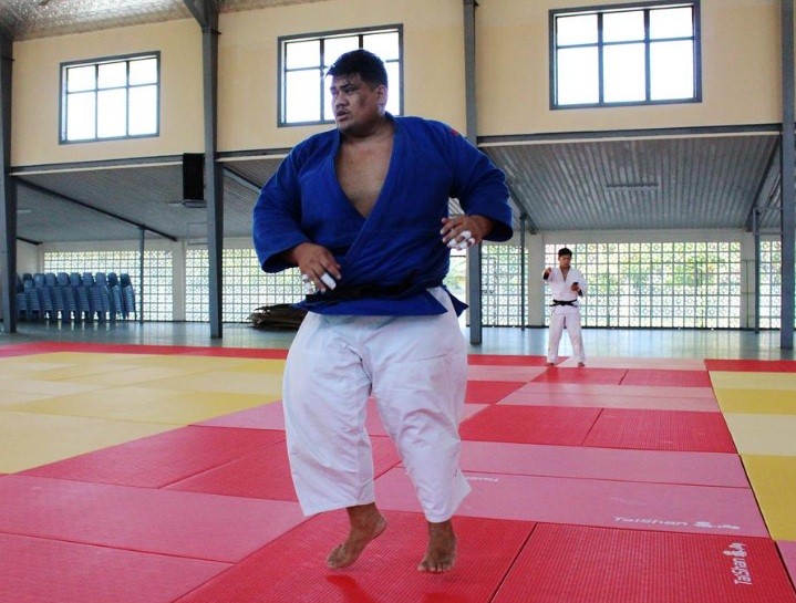 Võ sinh Derek Sua đang tập với vị huấn luyện viên judo người Nhật Bản. (Ảnh: Reuters)