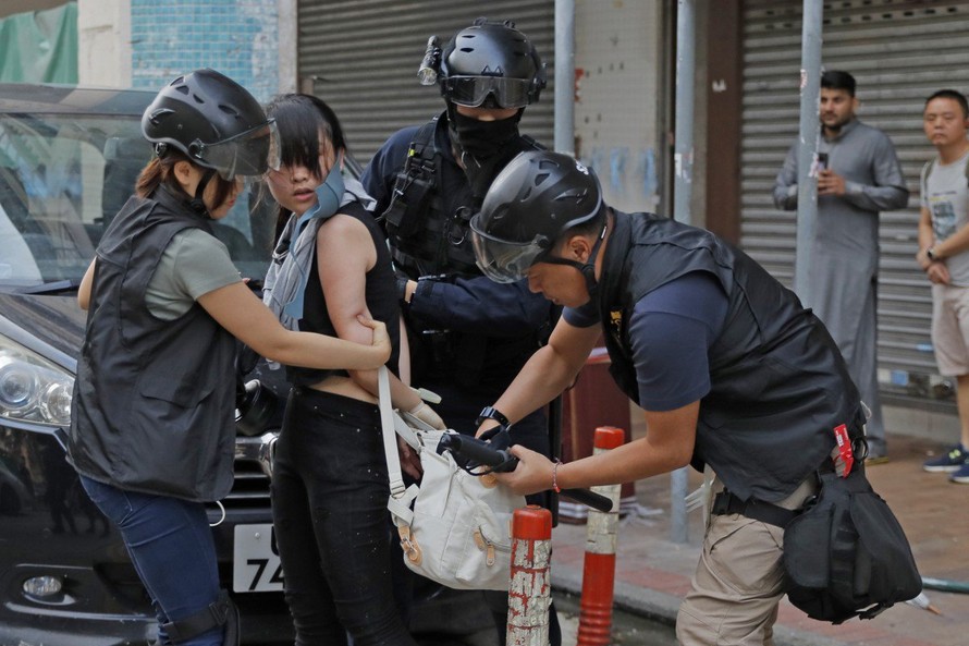 Cảnh sát Hong Kong kiểm tra túi của một người biểu tình. (Ảnh: AP)