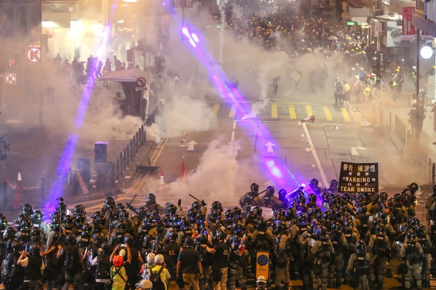 Quang cảnh hỗn loạn trên đường phố Hong Kong. (Ảnh: SCMP)