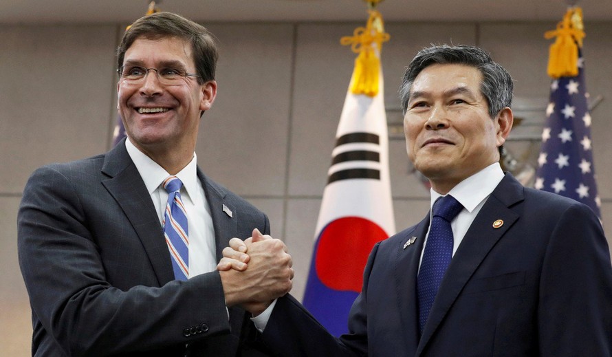 Bộ trưởng Quốc phòng Mỹ Mark Esper trong cuộc gặp người đồng cấp Hàn Quốc Jeong Kyeong-doo tại Seoul ngày 9/8. (Ảnh: Reuters)
