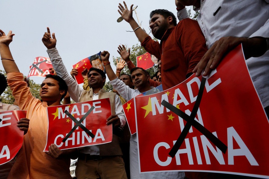 Phong trào kêu gọi tẩy chay hàng Trung Quốc đang huy động ủng hộ của người dân trên khắp Ấn Độ. (Ảnh: Reuters)