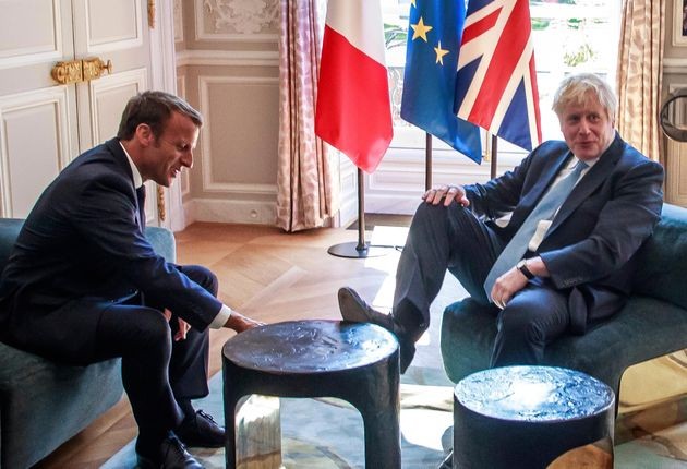 Khoảnh khắc ông Johnson gác chân lên bàn khi ngồi cùng Tổng thống Pháp Emmanuel Macron. (ảnh: Huffington Post)