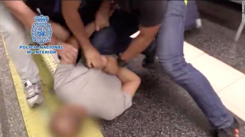 Cảnh sát Tây Ban Nha bắt được gã đàn ông khi hắn đang quay lén phụ nữ
