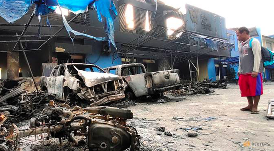 Hiện trường một vụ đốt phá trước trụ sở ở thủ phủ của Papua hôm 30/8. (Ảnh: Reuters)