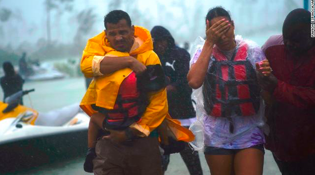 Lực lượng cứu hộ giúp người dân Bahamas sơ tán. (Ảnh: CNN)