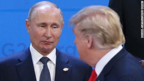 Tổng thống Nga Vladimir Putin (trái) và Tổng thống Mỹ Donald Trump. (Ảnh: CNN)
