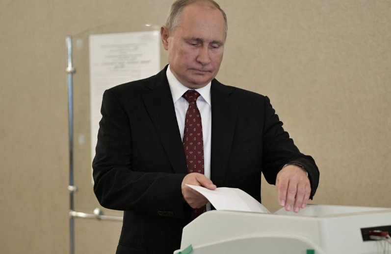 Tổng thống Nga Vladimir Putin đi bỏ phiếu trong cuộc bầu cử cơ quan lập pháp cấp địa phương ở thủ đô Mátxcơva ngày 8/9. (Ảnh: Sputnik)