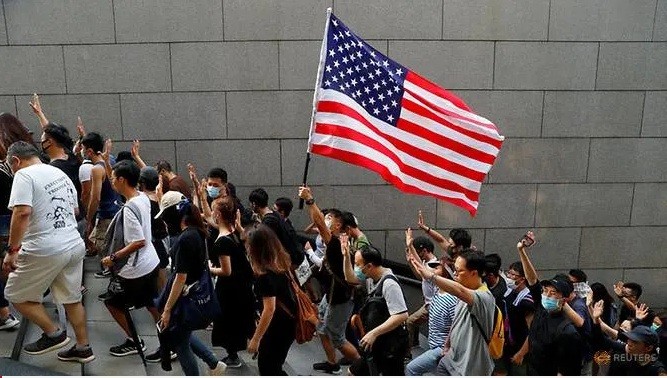 Người biểu tình Hong Kong cầm cờ Mỹ trước Lãnh sự quán Mỹ ngày 8/9. (Ảnh: Reuters)