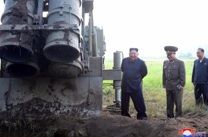 ông Kim Jong Un giám sát vụ thử bệ phóng đa tên lửa siêu lớn. Bức ảnh được KCNA phát đi ngày 10/9