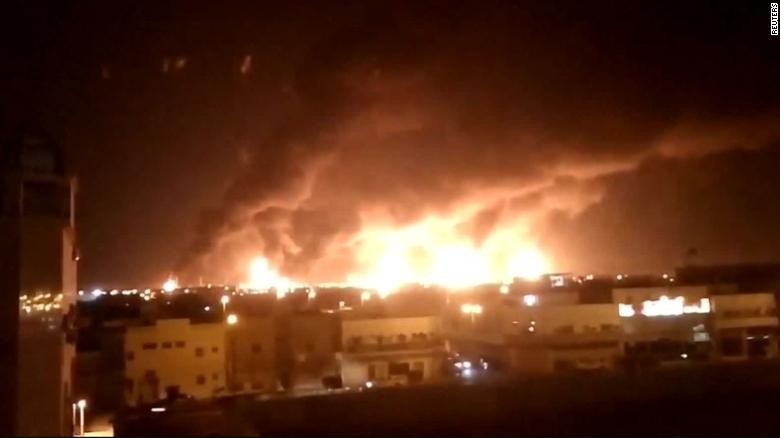 Nhà máy dầu của Ả-rập Xê-út bốc cháy sau vụ tấn công. (Ảnh: CNN)