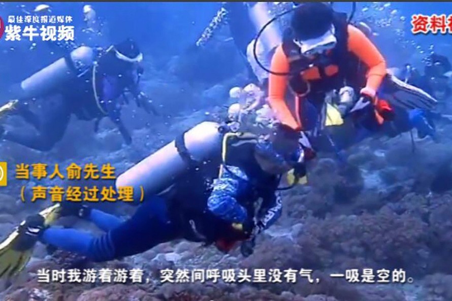 Yu đang lặn ở độ sâu 15m thì bình oxy của anh bị khóa. (Ảnh: Yangtze Evening News)