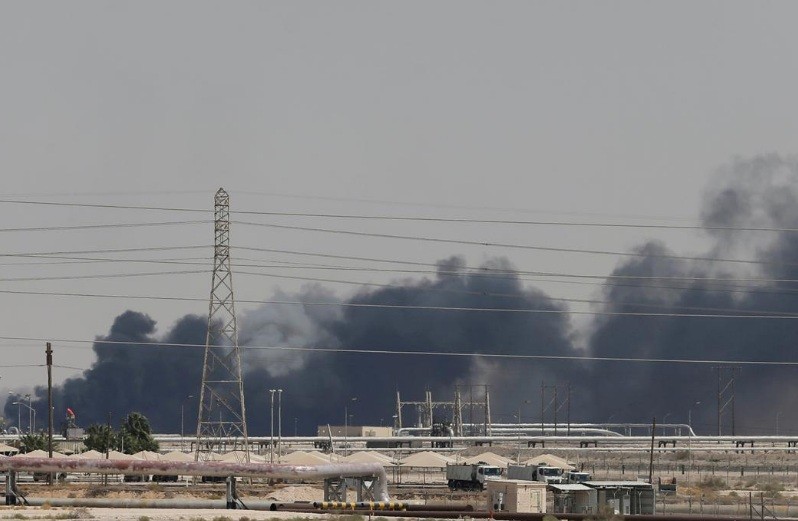 Khói bay lên từ nhà máy dầu của Aramco sau khi bị tấn công ngày 14/9. (Ảnh: Reuters)