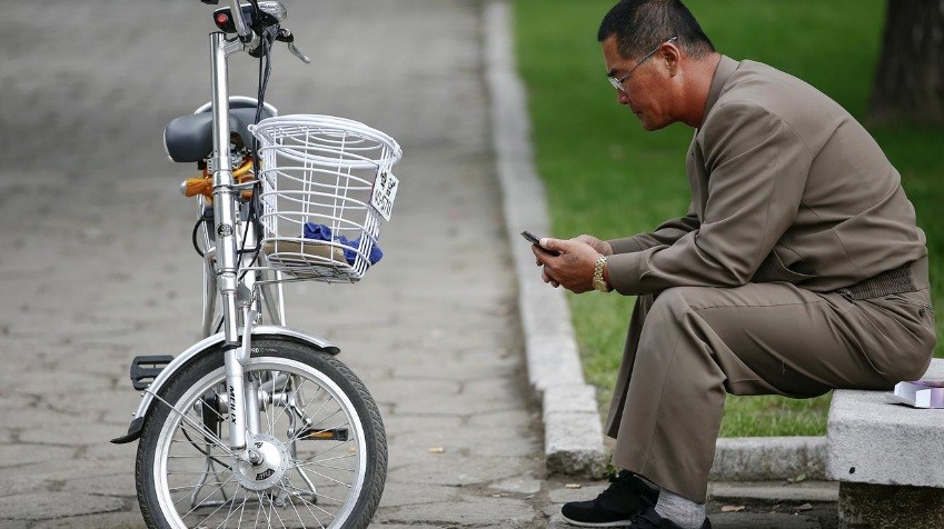 Một người đàn ông ở Bình Nhưỡng đang sử dụng điện thoại. (Ảnh: Reuters)